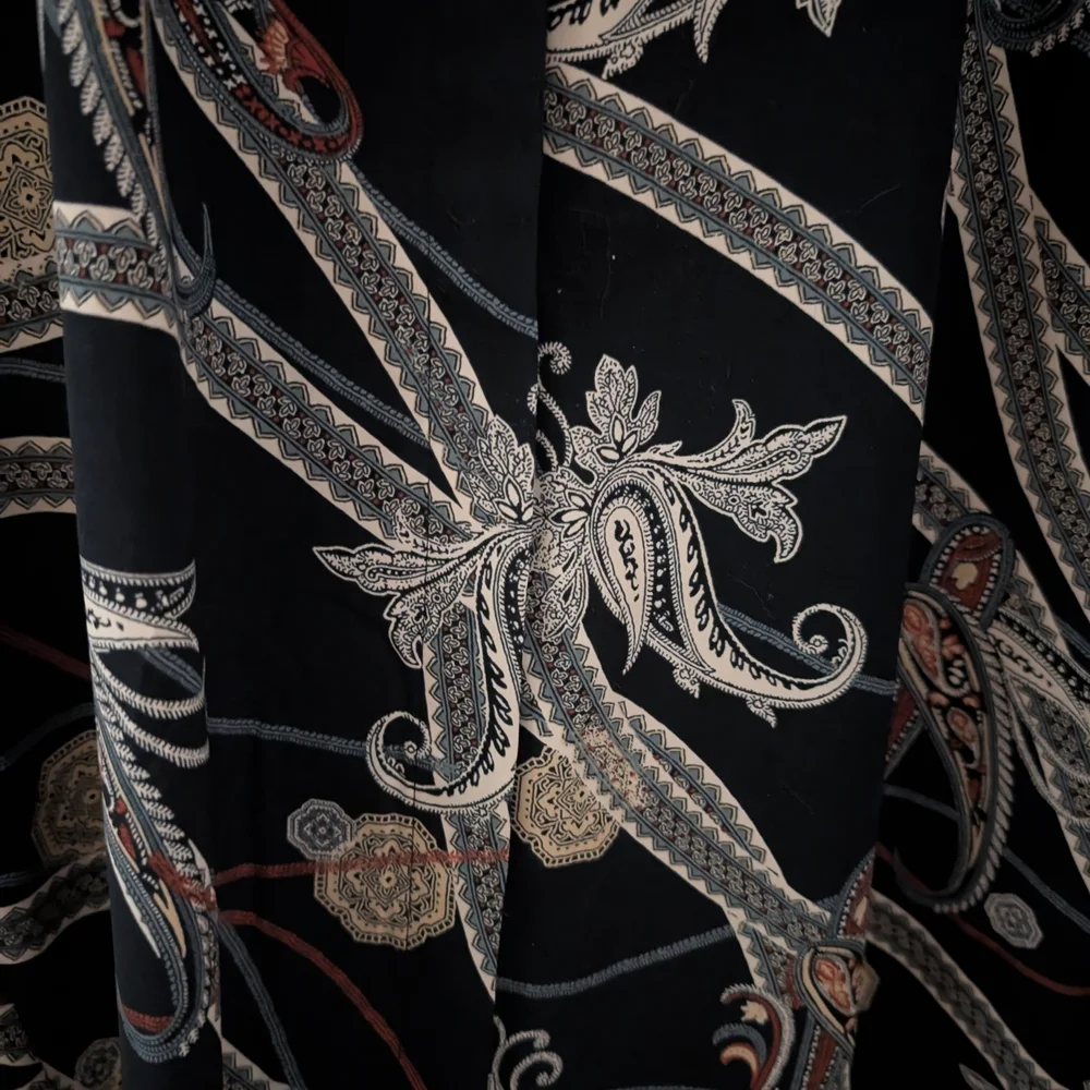 2/22$ H&M Black and Blue Paisley Blouse - Picture 3 of 4